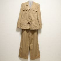 ベージュ金ボタンかつらぎパンツスーツ