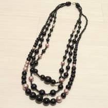 黒ビーズ三連ネックレス