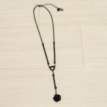 黒系カメリアチャームネックレス