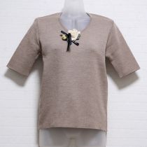 ベージュリボン花モチーフセーター