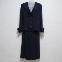 紺リボン使いスーツ
