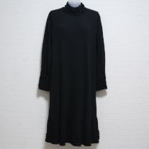黒フリル使いカットソーワンピース