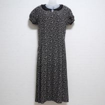 黒シルエット花柄ワンピース