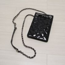 黒カメリア刺繍キルティングポシェット