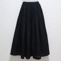 黒ピンタックスカート