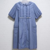 サックスフラワー刺繍入りダンガリーワンピース