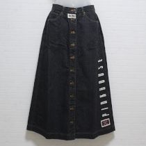 黒ロゴ入りデニムスカート