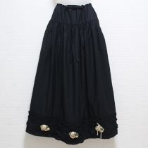 黒花モチーフスカート