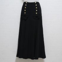 黒リボン付き金ボタンスカート
