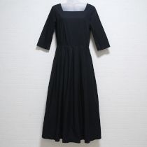 黒スクエアネックタックワンピース