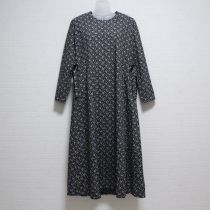 黒小花柄タックワンピース