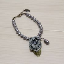 ミニ薔薇モチーフ付きパールブレスレット