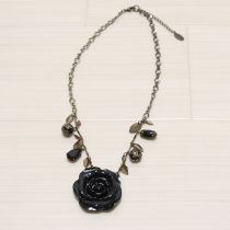黒花モチーフネックレス