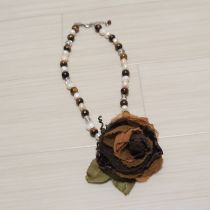 茶系薔薇モチーフネックレス