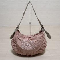 ピンクリボンカメリア刺繍セミショルダーバッグ