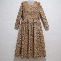 ベージュ系小花柄スモック刺繍ワンピース