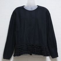 黒ピンタック後ろ開きペプラムブラウス