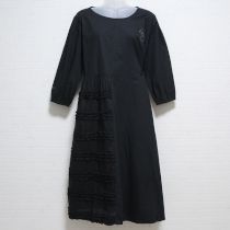 黒フリル使いレイヤード風ワンピース