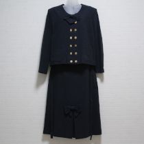 黒リボン付き金ボタンスーツ