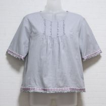 グレーロゴ刺繍後ろ開きブラウス