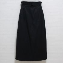黒ツータックスカート