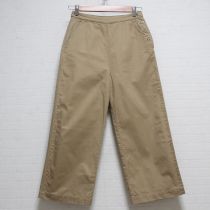 ベージュパンツ