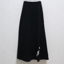 黒ロゴ入りカットソースカート