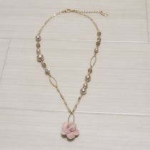 ピンク花付きゴールドペンダント