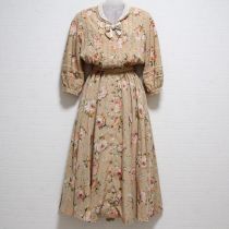 ベージュ薔薇柄ポリワンピース