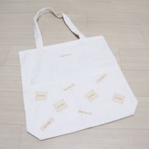 白ロゴパッチ付きトートバッグ