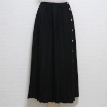 黒金ボタンプリーツスカート