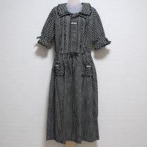 黒ロゴ入り水玉ワンピース
