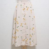 クリーム薔薇とアクセサリー柄スカート