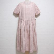ピンクロゴ入りチェックワンピース