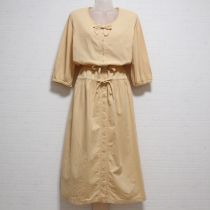 ベージュ系リボン付きワンピース