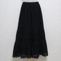 黒裾カットワークスカート