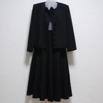 黒リボン使いジャケット&吊スカート