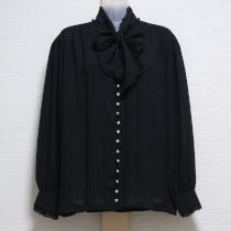 黒タイ付パールボタンブラウス