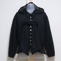 黒エンブロイダリーフード付きペプラムブラウス