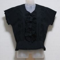 黒リボン付き後ろ開きペプラムブラウス