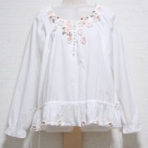 白桜モチーフ付きブラウス