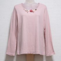 ピンク花モチーフ付きTシャツ