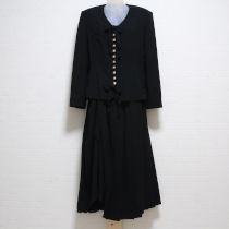 黒リボン付きスーツ