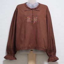 茶ロゴ刺繍ブラウス