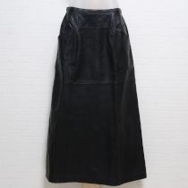 黒ロゴ刺繍レザースカート