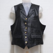 黒金ボタンレザーベスト