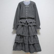 黒ドットペプラムブラウス&段々スカート