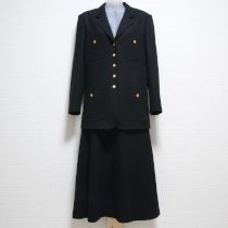 黒金ボタンウールスーツ