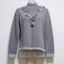 グレー花モチーフハイネックセーター【9号】