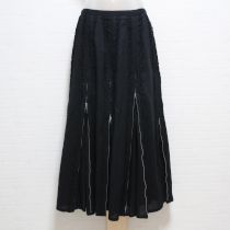 黒ファスナー使いローンフレアースカート
